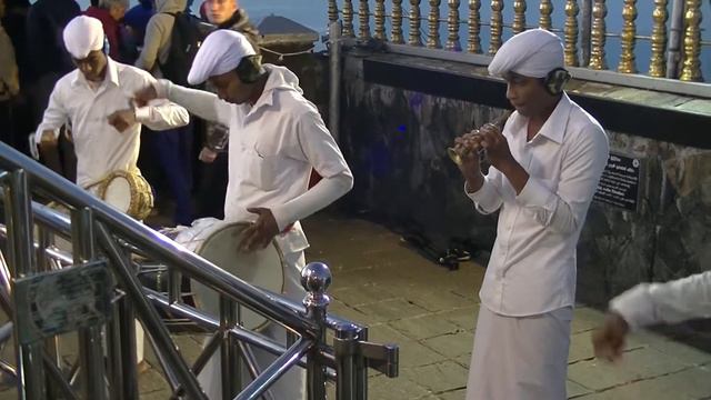RELIGIOUS CEREMONY AT THE SUNRISE ON THE TOP OF THE ADAM'S PEAK, SRI LANKA смотреть онлайн