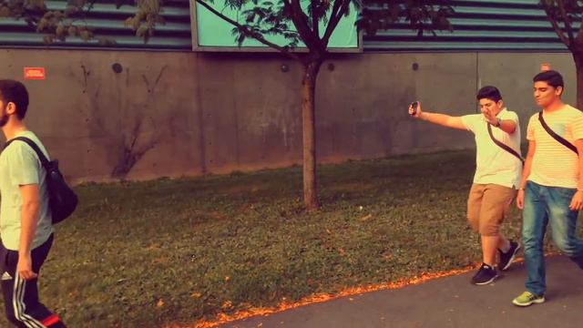 Quand un Francais fait tomber son tel vs Turque ! смотреть онлайн
