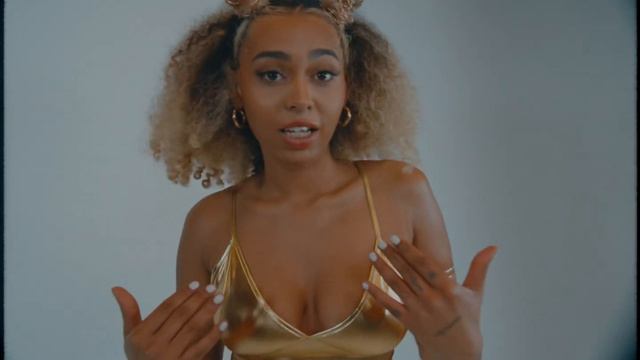 Phoenix Brown Re Creates Iconic Scary Spice Looks 💋 смотреть онлайн
