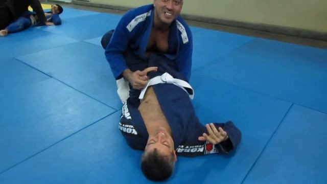 Geniva Jiu Jitsu - Genival Paxeco ensina passagem de guarda. смотреть онлайн