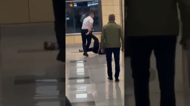 Сотрудника аэропорта Домодедово, который немного охладил пыл иностранного специалиста увольняют. смотреть онлайн