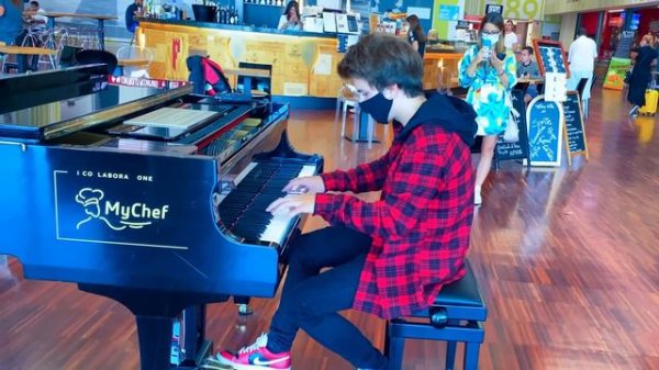 Ludovico Einaudi - Una Mattina (Airport Piano Performance) Peter Buka