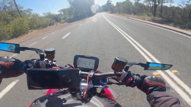 Epic Motorcycle Showdown: Ducati Streetfighter vs. BMW S1000 - Hillside Racing Thrills! смотреть онлайн