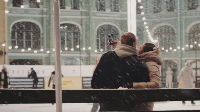 Каток во дворе Большого Гостиного Двора смотреть онлайн