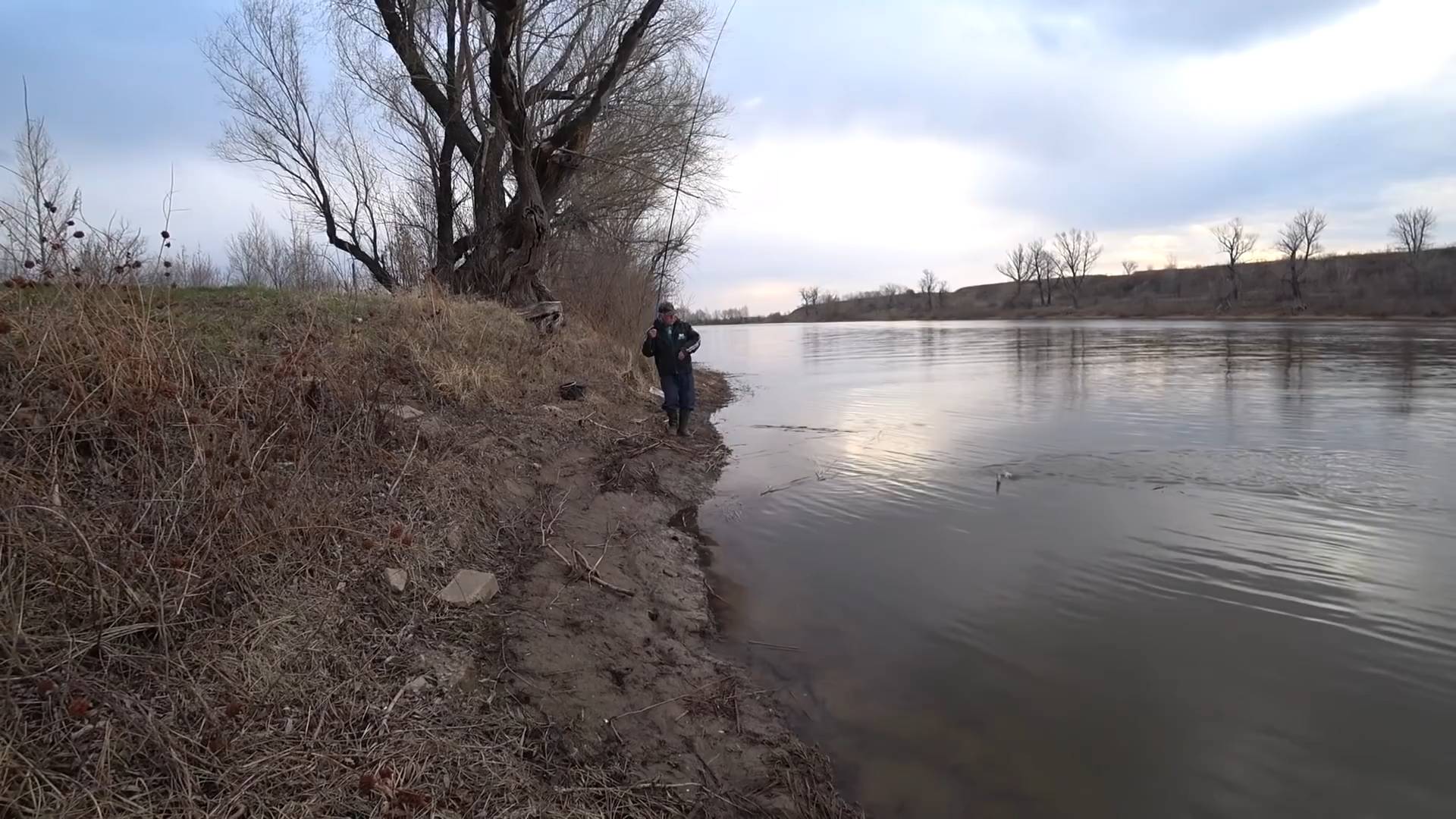 Рыбалка на поплавок. Только закинул и сразу поклёвка! смотреть онлайн