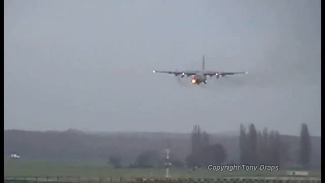 Landing Lockheed C-130 Brussels Airport смотреть онлайн