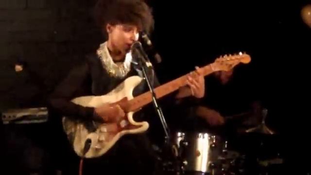 Lianne La Havas singing "Final Form" Everything Everything Cover смотреть онлайн
