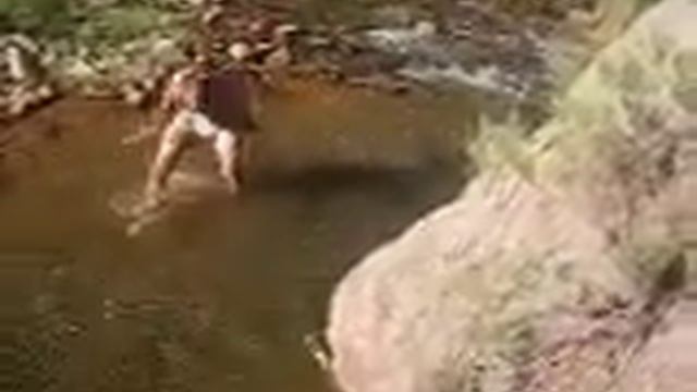 Stougaard bader i den kolde bi-flod i bunden af Grand Canyon смотреть онлайн