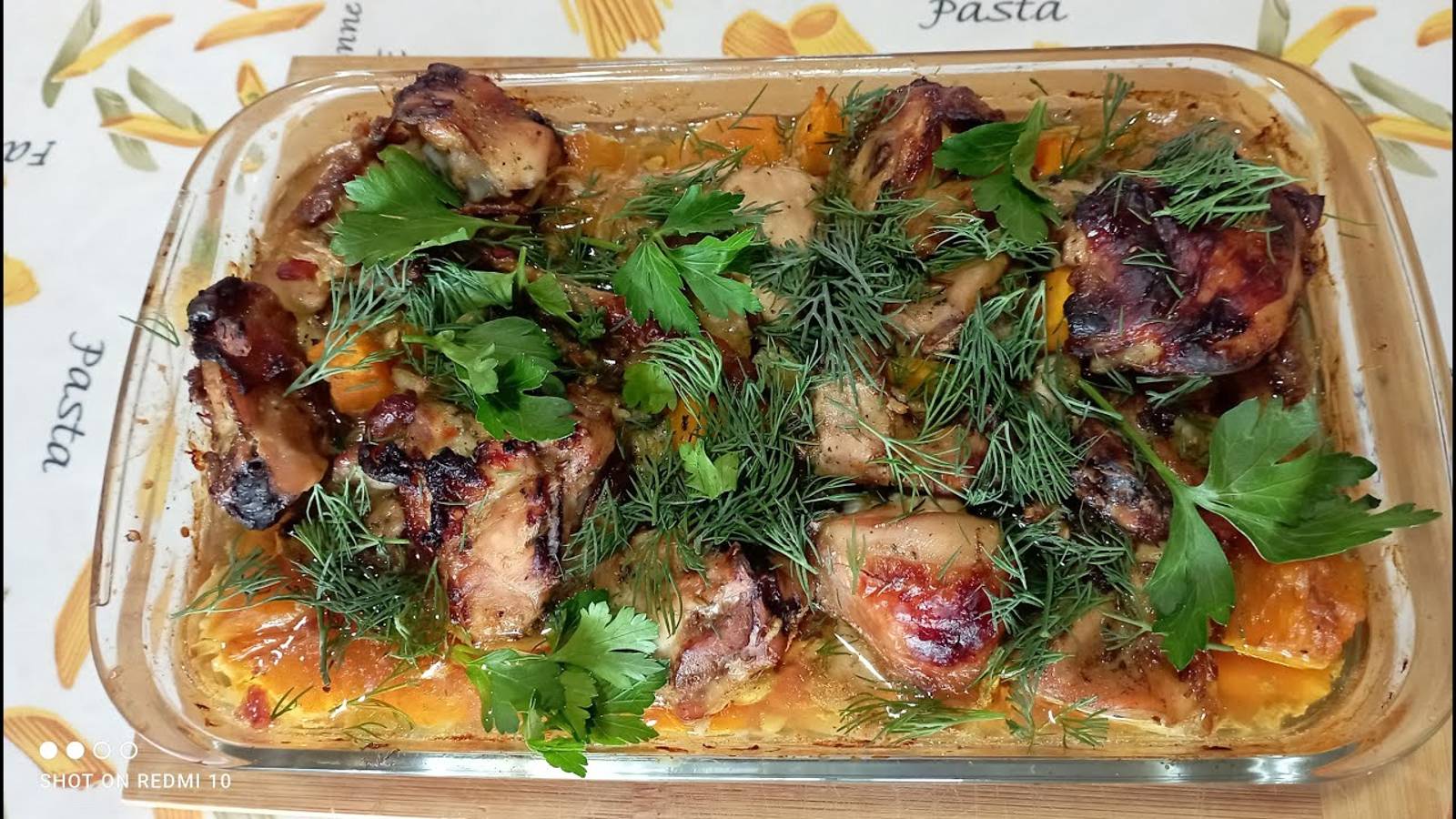 У ВАС ЕСТЬ ТЫКВА И ВЫ НЕ ЗНАЕТЕ, ЧТО ПРИГОТОВИТЬ___ ТЫКВА С БЕДРЫШКАМИ В ДУХОВКЕ, КЛАССНЫЙ РЕЦЕПТ!!! смотреть онлайн