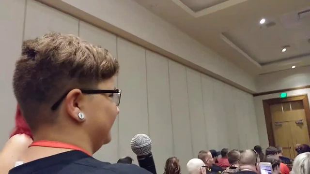 Brendon Walker accidentally disses Shannen Doherty and Beverly Hills 90210 for being 'really old' смотреть онлайн