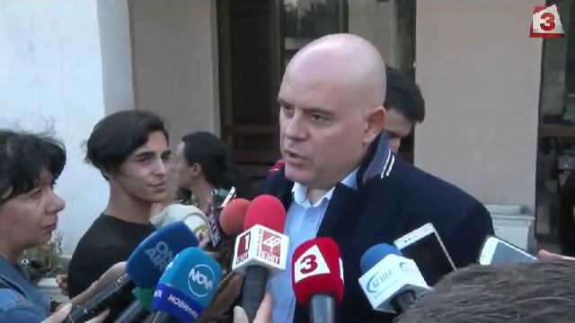 Черно счетоводство в дома на Бенчев, Очите минал граница с негова кола смотреть онлайн