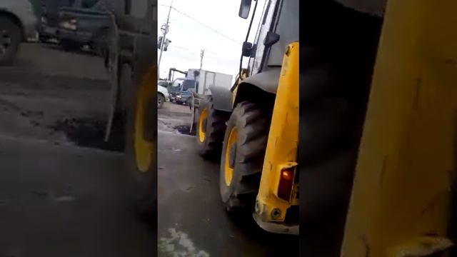 Компания "Дорис" кладет асфальт на лужу в Чебоксарах смотреть онлайн