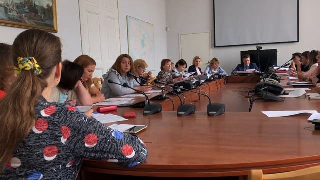 Зам. главы района Игорь Пономарёв на заседании комиссии по предоставлению жилья, 02.07.19 смотреть онлайн