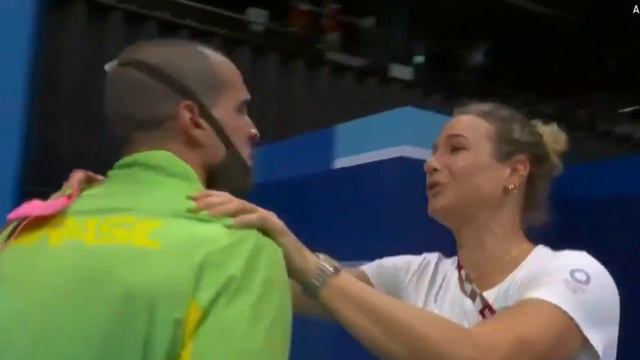 Bruno Fratus beijando sua mulher após ganhar Natação Olimpíadas смотреть онлайн