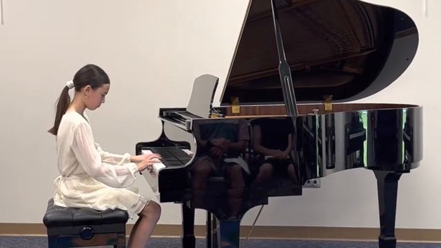 Bella’s piano recital смотреть онлайн