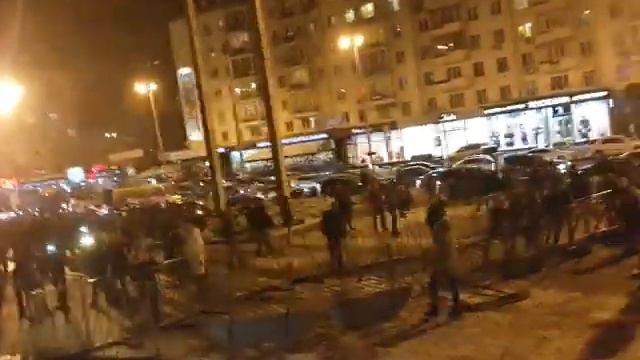 Протестующие против концерта Ани Лорак отобрали у милиции заграждения смотреть онлайн