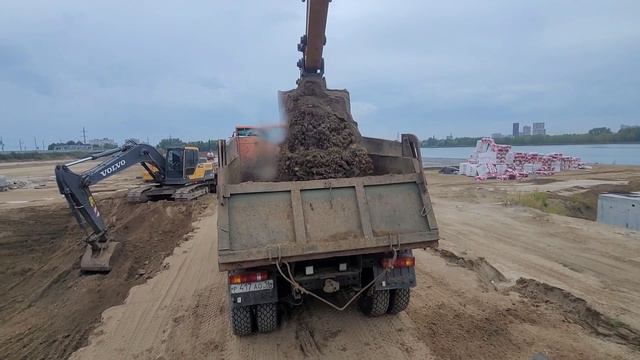 Работа колёсного экскаватора XCMG Xe180wd. Роем котлован в 2 экскаватора).mp4