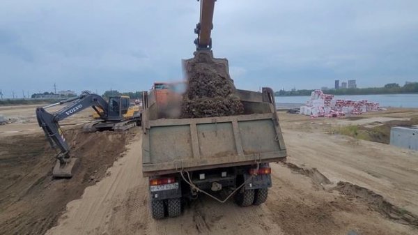 Работа колёсного экскаватора XCMG xe180wd. Роем котлован в 2 экскаватора).mp4