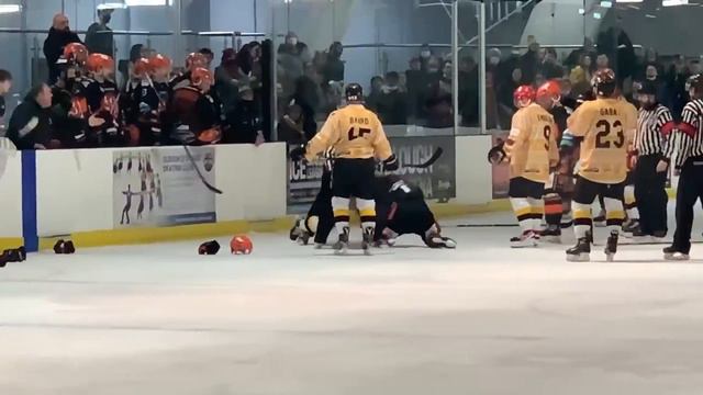 Harvey Stead vs Thomas McKinnon NIHL fight 18-12-21 смотреть онлайн