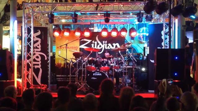 John Tempesta plays Drums on Tommy Iommi and Skin track of "Meat" смотреть онлайн