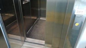 Лифт на станции метро Беломорская