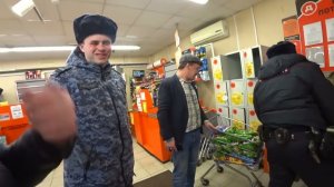 Борзый росгвардеец получает отпор от блогеров в магазине дикси
