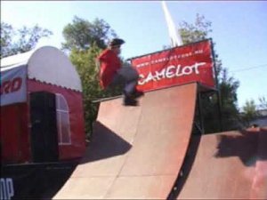 Агрессивное катание на роликовых коньках рампа