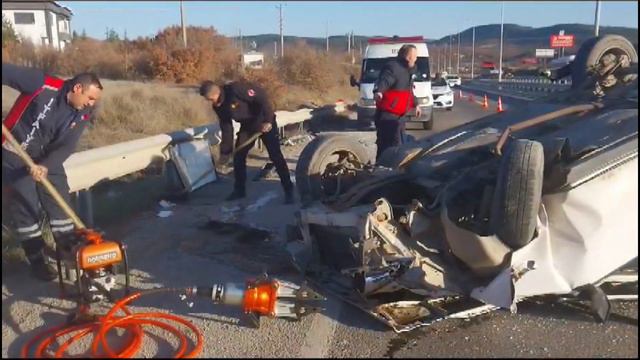 Kütahya karayolunda otomobil takla attı смотреть онлайн