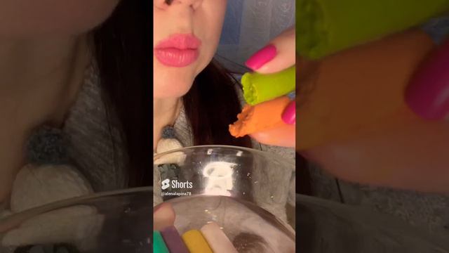 ASMR crunch wet Multicolored chalk_ мокрые цветные мелки🍭💦 #asmr #crunchyroll #eatingsounds смотреть онлайн