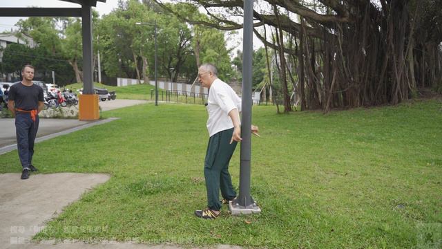 【何靜寒老師】【20230520(02)】八卦拳習練時身法步法要有中心的概念，一接觸中心(對方)即在接觸點產生擰轉，依擰轉產生勢行拳，可藉燈桿、樹木習練。 смотреть онлайн