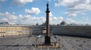 Александровская колонна на Дворцовой площади Петербурга
