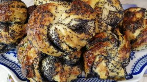 Сдобные булочки с маковой начинкой