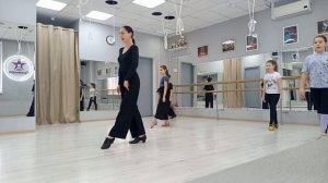 Чачача. Хип-твист и ронд шассе. Направления шагов.