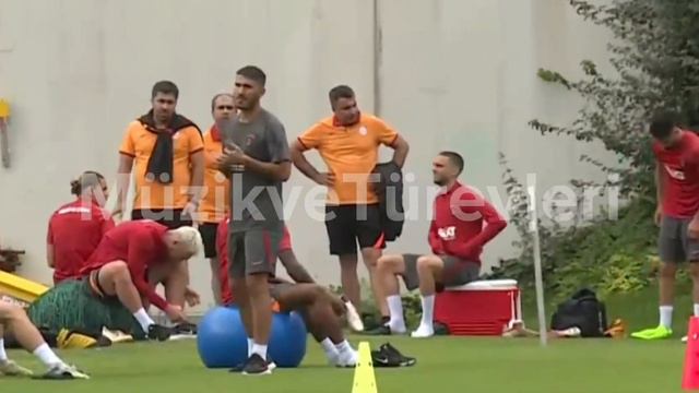 Patrick van Aanholt birşey deniyor... смотреть онлайн