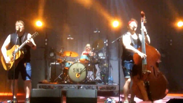 Steve'n'Seagulls - Thunderstruck At Byron Bay Blues Festival 2023