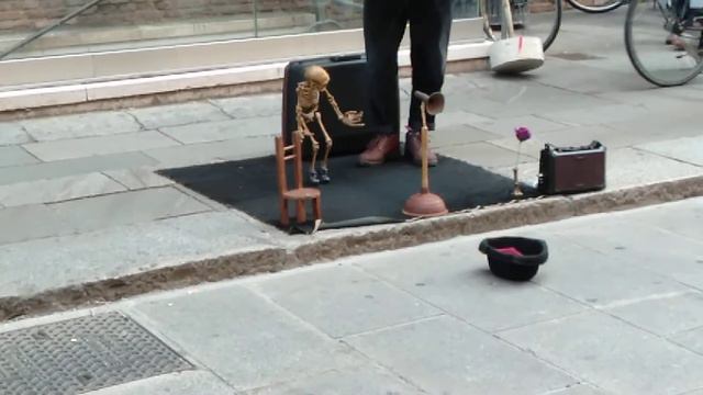 Dancing skeleton, via Ugo Bassi, 3/10/2020 смотреть онлайн