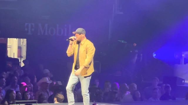 Cole Swindell Middle of a Memory T-Mobile Center Kansas City Missouri смотреть онлайн