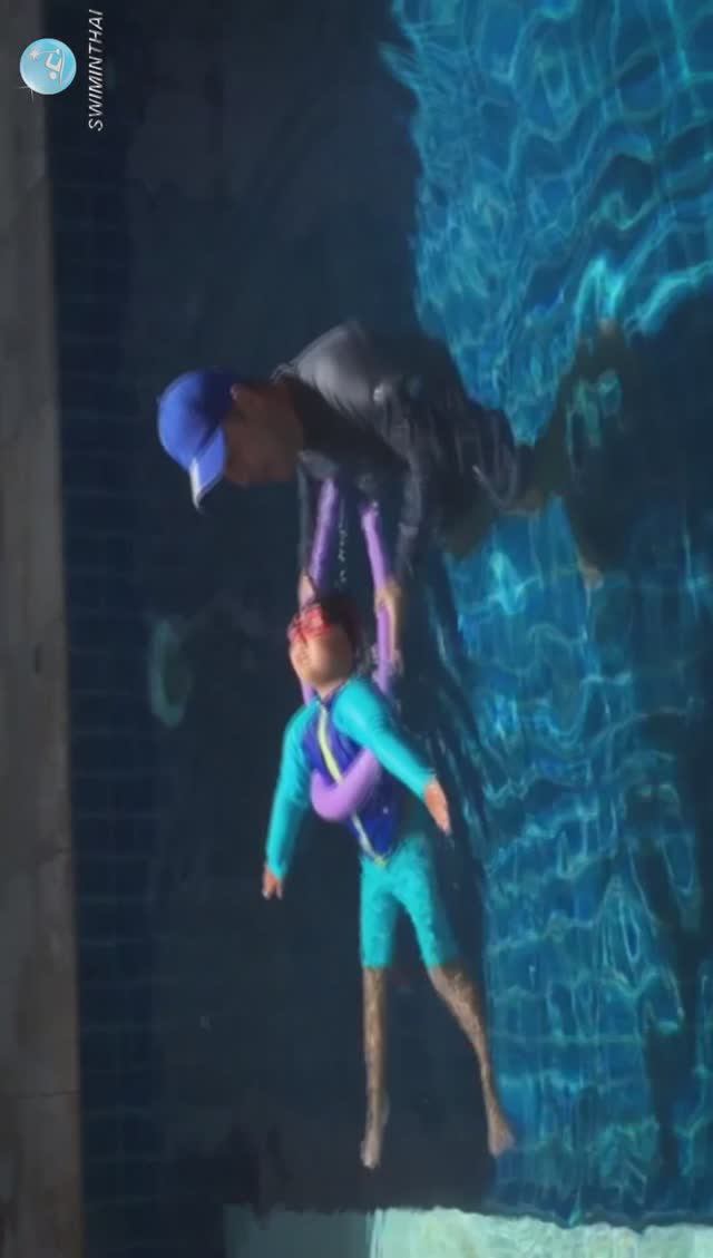 Детское плавание: как научить ребенка лежать в воде на спине смотреть онлайн