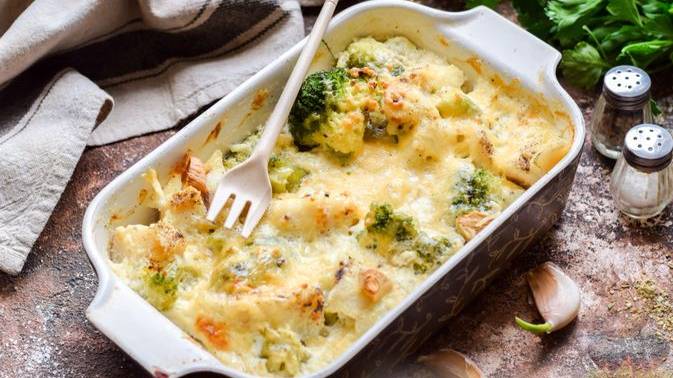 МИНТАЙ С БРОККОЛИ И СЛИВОЧНО-СЫРНЫМ СОУСОМ смотреть онлайн