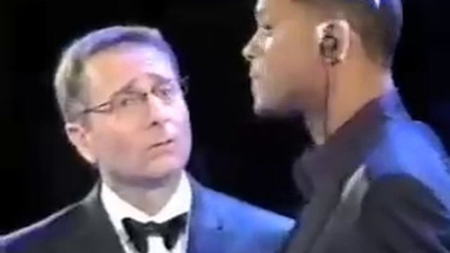 Paolo Bonolis e Will Smith commentano Prisencolinensinainciusol di Adriano Celentano a Sanremo 2005 смотреть онлайн