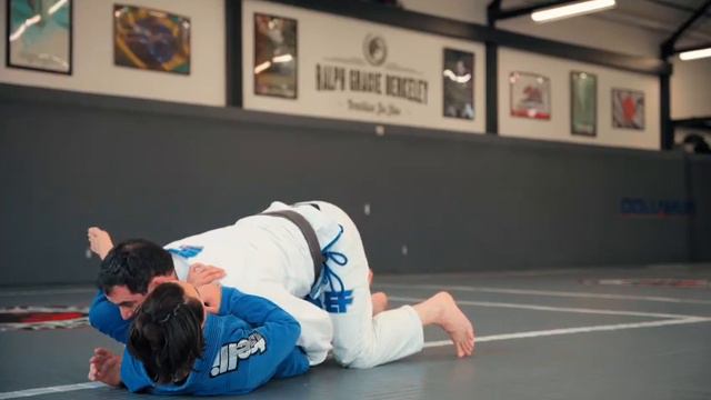 Threaten the Knee Bar as you Pass the Guard (Over-Under Details) смотреть онлайн