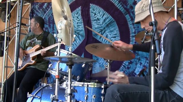 The Trio 11/13/11 Bear Creek (3 of 4) Don't Be Squeezin' My Heart (w/ Freekbass) смотреть онлайн