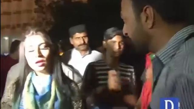 Qandeel Baloch outside PTI jalsa in Lahore смотреть онлайн