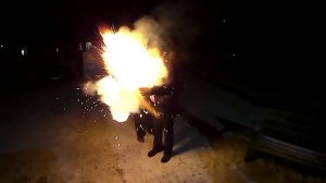 Взрыв петарды в руках , замедленная съемка