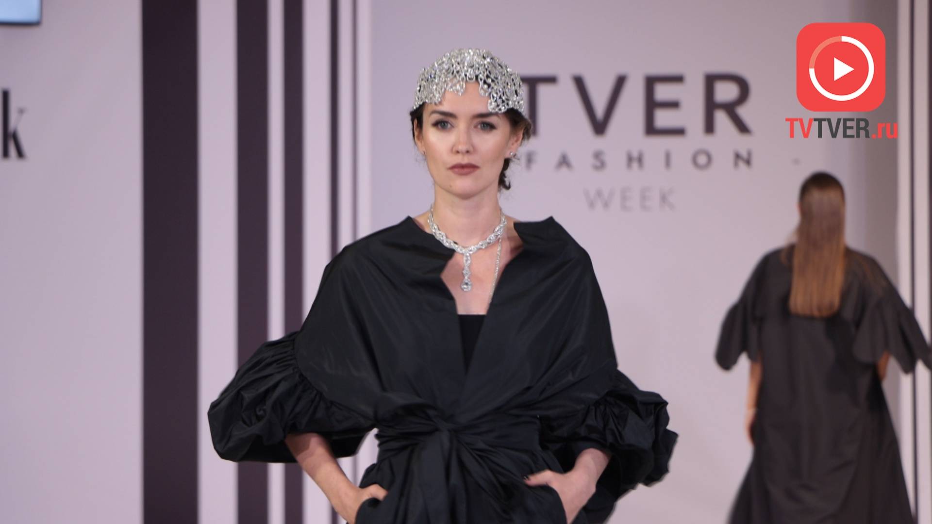 Закрытие Тверской недели моды: кутюрный бренд, спорт-шик, меховая мода и мужская коллекция смотреть онлайн