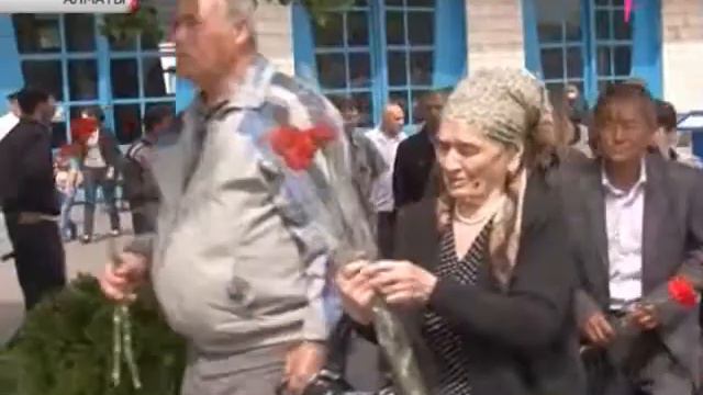 Өрт сөндірушілер 25 жыл бұрынғы апаттың құрбандарын еске алды смотреть онлайн