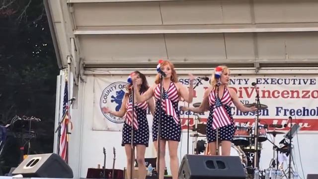 Gloria sings with The Belle Tones! смотреть онлайн