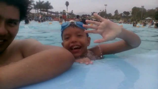 En la piscina más grande del país - Parque Sinchi Roca смотреть онлайн