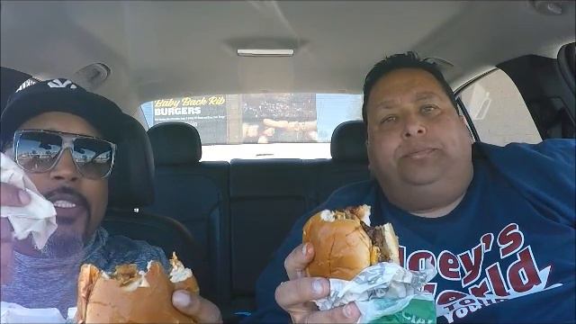 Carl's Jr.® Baby Back Rib Burger Review Ft. The Shark Tank's Daymond John! смотреть онлайн