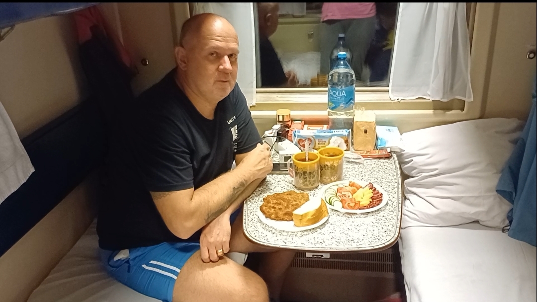 Ужин в поезде Пермь - Имеретинский курорт/Едем в Лазаревское смотреть онлайн